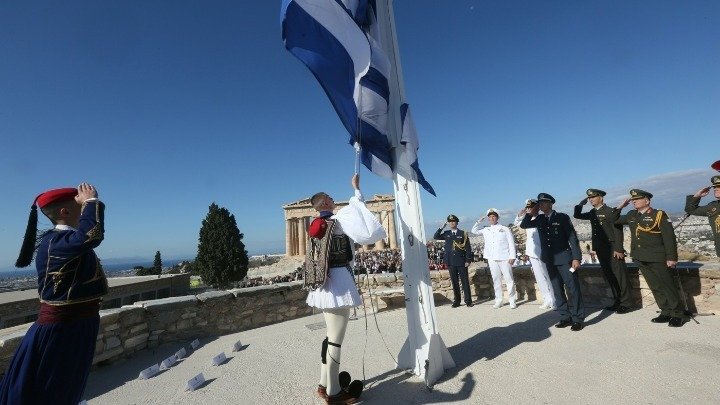 Με-την-έπαρση-της-σημαίας-στον-ιστό-της-Ακρόπολης