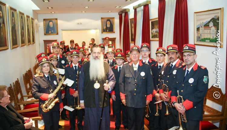 Λαοθάλασσα-ευχών-και-αγάπης-στο-Επισκοπείο-της-Λαμίας