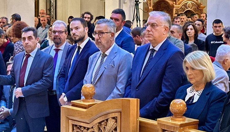 Ο-Τάκης-Θεοδωρικάκος-στην-υποδοχή-της-Τιμίας-Κάρας-του-Αγίου-Γρηγορίου-του-Θεολόγου-στον-ΙΝ.-Αγίου-Δημητρίου