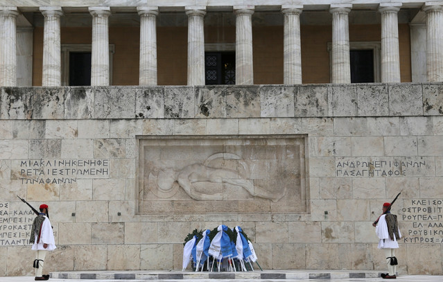 Τι-συμβολίζει-το-Μνημείο-του-Άγνωστου-Στρατιώτη:-Η-ιστορία-και-τι-σημαίνουν-οι-επιγραφές-μπροστά-από-τη-Βουλή