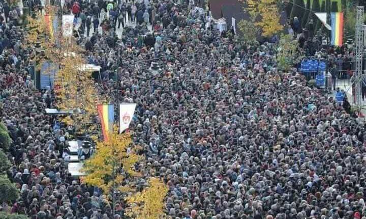 Χιλιάδες-πιστοί-προσκυνούν-την-Αγία-Παρασκευή-την-Επιβατινή-στο-Ιάσιο-της-Ρουμανίας