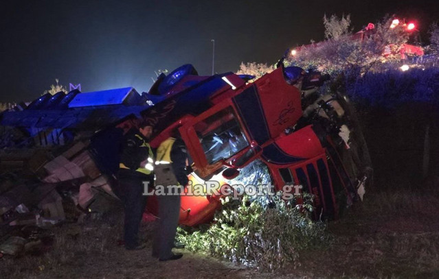 Τροχαίο-στη-Λαμία:-Νταλίκα-εξετράπη-της-πορείας-της-–-Τραυματίστηκε-ο-οδηγός