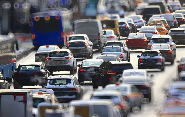 Κίνηση-τώρα:-«Σημειωτόν»-τα-οχήματα-στην-άνοδο-του-Κηφισού-–-Τροχαίο-στο-ύψος-της-Καισαριανής,-«ακίνητη»-και-η-Κατεχάκη