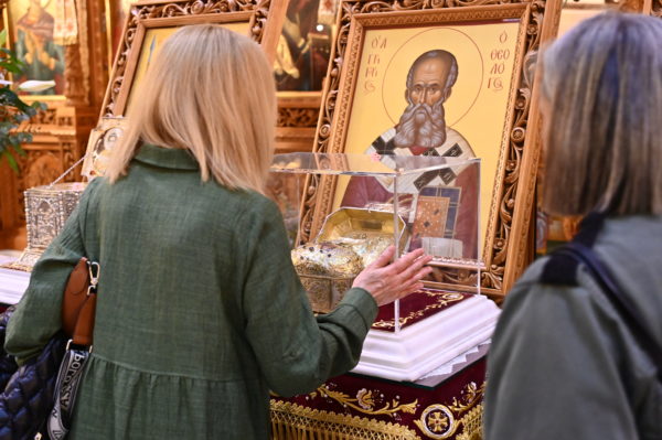 Συνεχίζεται-η-προσκύνηση-της-Τιμίας-Κάρας-του-Αγίου-Γρηγορίου-του-Θεολόγου