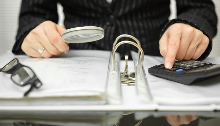 ΑΑΔΕ:-Κάνει-φύλλο-και-φτερό-τραπεζικούς-λογαριασμούς,-δάνεια,-κάρτες