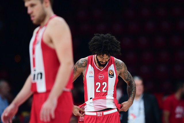 Δεύτερη-ήττα-για-τον-Ολυμπιακό-στην-euroleague-–-Η-Εφές-πήρε-τη-νίκη-στο-ΣΕΦ-με-σκορ-78-82