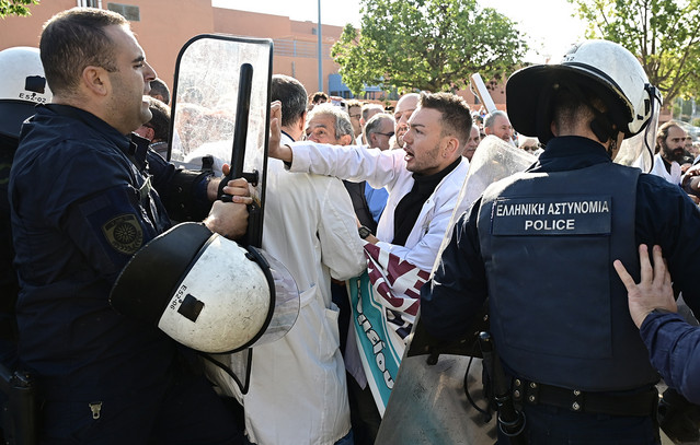 Ένταση-στο-νοσοκομείο-«Αττικόν»-λίγο-πριν-την-επίσκεψη-Μητσοτάκη-Γεωργιάδη-–-Δείτε-φωτογραφίες