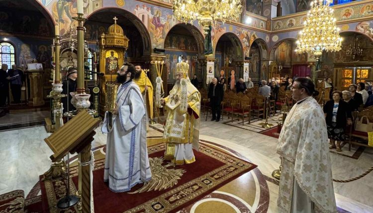 Ο-Λευκάδος-Θεόφιλος-στον-Ιερό-Ναό-Αγίων-Κωνσταντίνου-και-Ελένης-Μοσχάτου-την-Κυριακή-των-Αγίων-Πατέρων