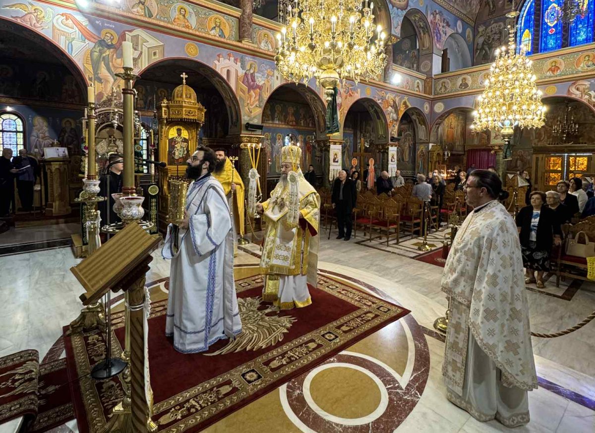 Ο-Λευκάδος-Θεόφιλος-στον-Ιερό-Ναό-Αγίων-Κωνσταντίνου-και-Ελένης-Μοσχάτου-την-Κυριακή-των-Αγίων-Πατέρων