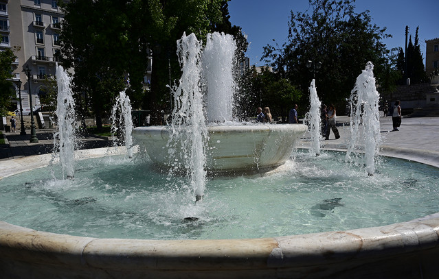 Παρεμβάσεις-του-Δήμου-Αθηναίων-για-την-προστασία-των-μνημείων-–-Η-αποκατάσταση-του-συντριβανιού-στην-πλατεία-Συντάγματος