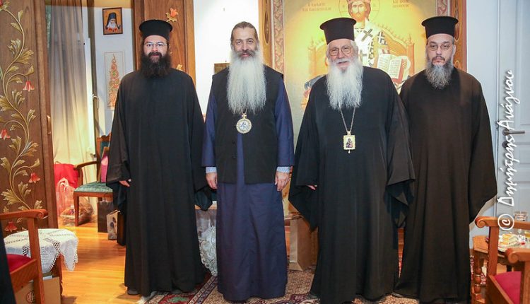 Ο-Μητροπολίτης-Θηβών-ευχήθηκε-στον-Φθιώτιδος-Συμεών-για-τα-Ονομαστήριά-του