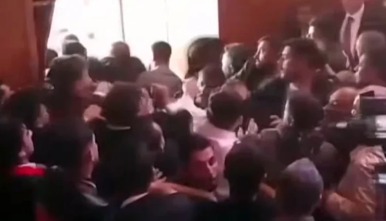 Χαμός-σε-συνέδριο-της-τουρκικής-αξιωματικής-αντιπολίτευσης