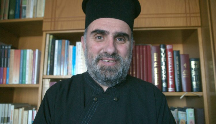 Με-άριστα-η-διπλωματική-εργασία-του-π.-Ηλία-Μάκου-για-την-Ορθόδοξη-Εκκλησία-της-Αλβανίας