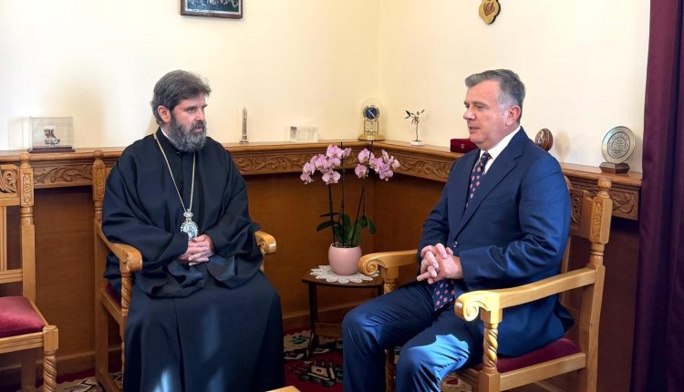 Ο-Αρχιεπίσκοπος-Αλβανίας-συναντήθηκε-με-τον-Βουλευτή-Ταουλάντ-Μπάλλα