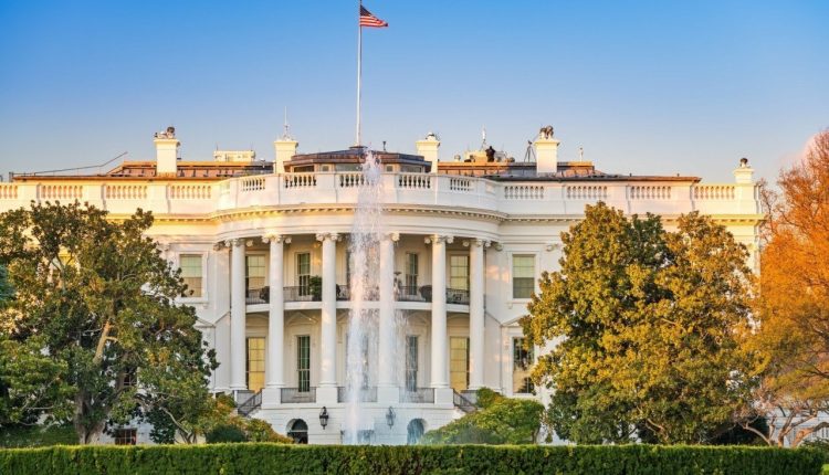 Λευκός-Οίκος:-Στοχεύει-σε-πάνω-από-10.000-απολύσεις-λόγω-shutdown