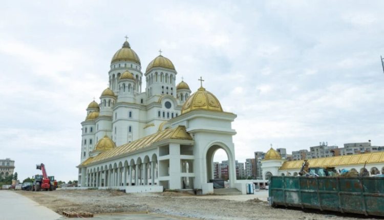 Εθνικός-Καθεδρικός-στο-Βουκουρέστι:-Οι-στοές,-η-πλατεία-και-οι-τρούλοι