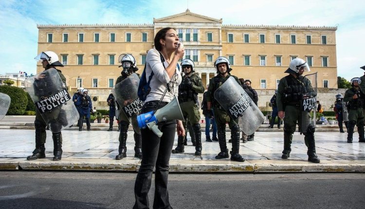 ΜΑΤ-στο-μνημείο-για-τα-Τέμπη