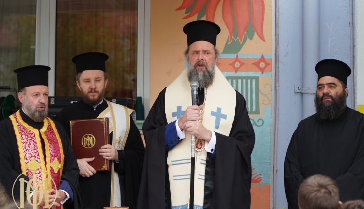 Αγιασμός-εγκαινίων-από-τον-Θεσσαλονίκης-Φιλόθεο-σε-σχολική-βιβλιοθήκη