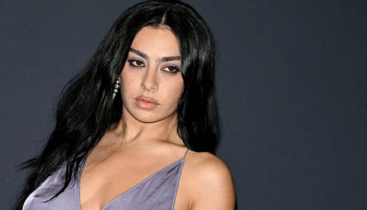 charli-xcx:-«Έχω-εμμονή-με-τις-πλαστικές