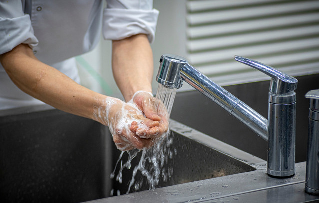 4-κακές-συνήθειες-στην-κουζίνα-που-θα-μπορούσαν-πραγματικά-να-σας-αρρωστήσουν