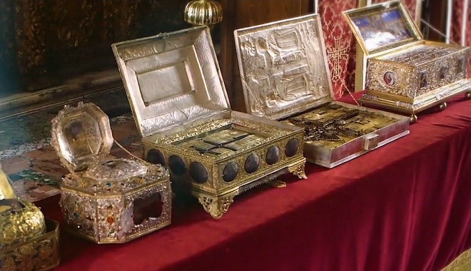 Τα-Άγια-Λείψανα