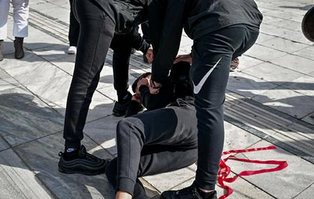 Άγριος-ξυλοδαρμός-μαθητών-σε-σχολείο-της-Κέρκυρας-–-Το-«κοινό»-ζητωκραυγάζει-και-βγάζει-βίντεο