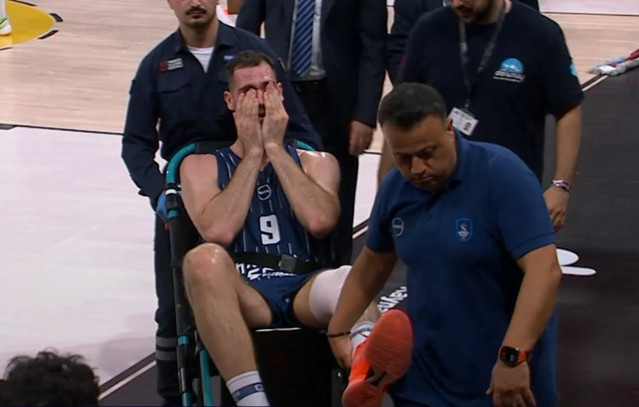 Αναντολού-Εφές-–-Παναθηναϊκός:-Πάγωσαν-όλοι-με-τον-τραυματισμό-του-Παπαγιάννη-–-Αποχώρησε-με-φορείο-κλαίγοντας