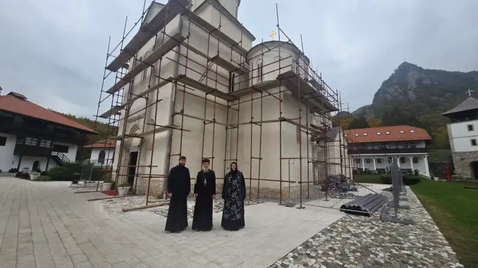 Ο-Μητροπολίτης-Μιλέσεβας-Αθανάσιος-επιθεώρησε-τις-εργασίες-στο-Καθολικό-της-ιστορικής-Μονής-Μιλέσεβα