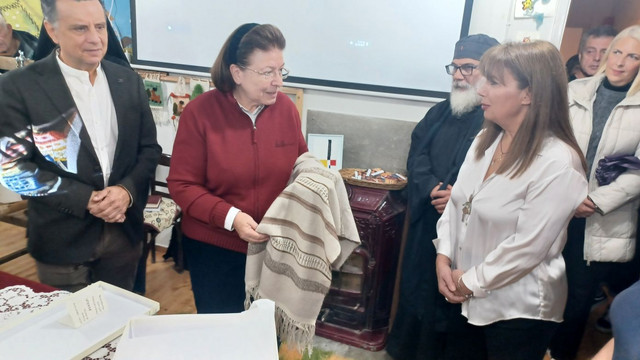 Η-Λίνα-Μενδώνη-εγκαινίασε-τη-δομή-υφαντικής-τέχνης-στη-Βλάστη-Εορδαίας-–-Σχέδιο-αναβίωσης-της-παραδοσιακής-χειροτεχνίας