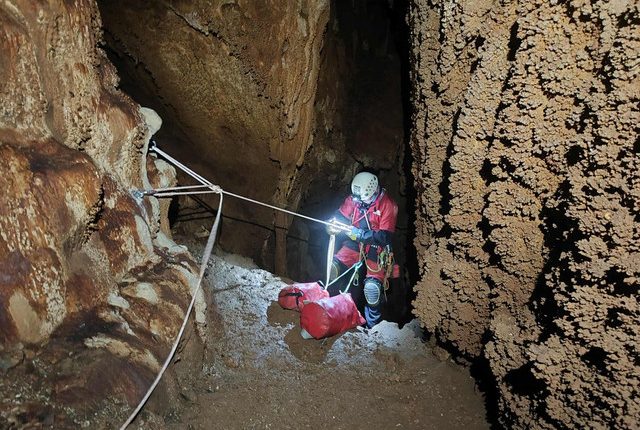 Σημαντικά-γεωλογικά-ευρήματα-και-ανεξερεύνητα-σπήλαια-φέρνει-στο-φως-σπηλαιολογική-αποστολή-στην-Αμοργό