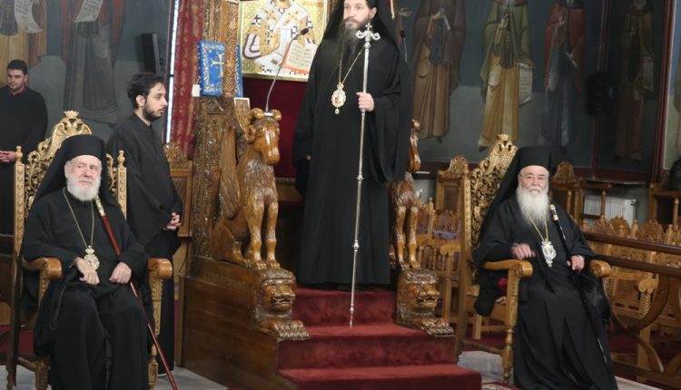 Ο-Μητροπολίτης-Σύρου-ευχήθηκε-στον-εορτάζοντα-Μητροπολίτη-Εδέσσης-Ιωηλ