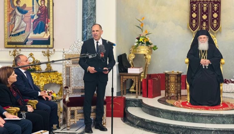 Χαιρετισμός-Υπουργού-Εξωτερικών-μετά-τη-χειροτονία-του-Αρχιεπισκόπου-Σινά