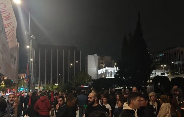 Ξεκίνησε-η-συγκέντρωση-διαμαρτυρίας-για-τα-Τέμπη-στο-Σύνταγμα-–-Πολίτες-στο-πλευρό-των-οικογενειών-των-θυμάτων