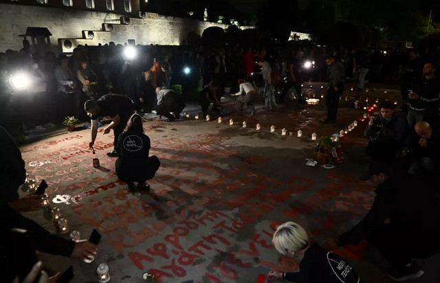 Τέμπη:-Συγγενείς-θυμάτων-έγραψαν-ξανά-τα-ονόματα-μπροστά-από-τη-Βουλή