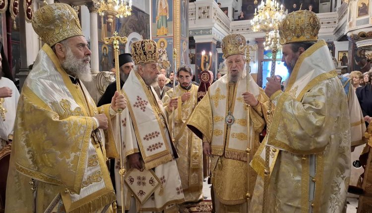 Πολυαρχιερατικό-Συλλείτουργο-στον-Ιερό-Ναό-Αγίου-Νικολάου-Καρύστου