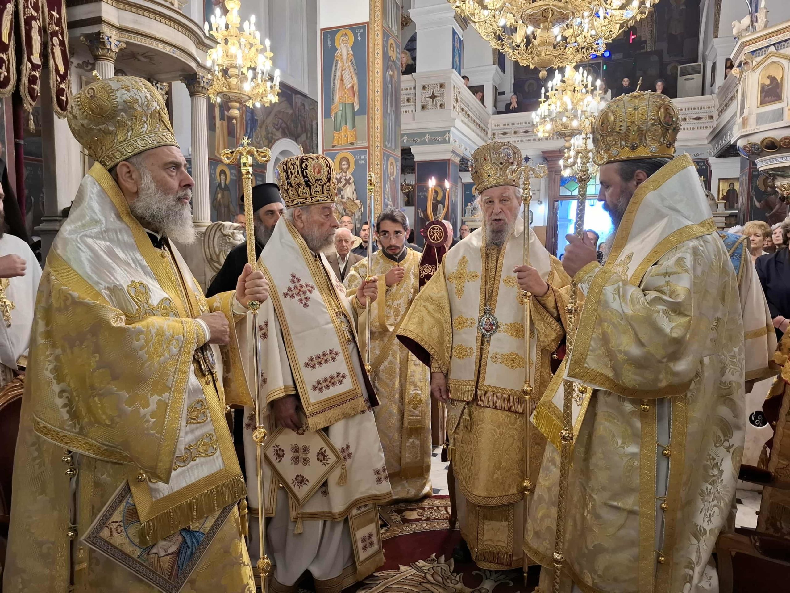 Πολυαρχιερατικό-Συλλείτουργο-στον-Ιερό-Ναό-Αγίου-Νικολάου-Καρύστου
