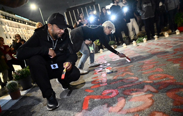 «Θα-είμαστε-εδώ-μέχρι-να-δικαιώσουμε-τα-παιδιά»,-λένε-συγγενείς-θυμάτων-του-δυστυχήματος-των-Τεμπών-που-έγραψαν-ξανά-τα-ονόματα-στη-Βουλή