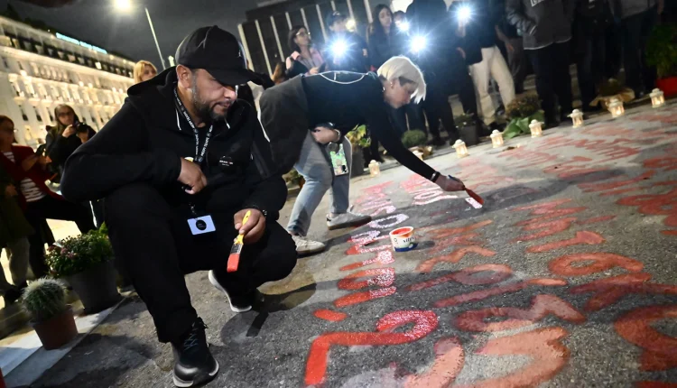 Συγγενείς-θυμάτων-του-δυστυχήματος-των-Τεμπών-που-έγραψαν-ξανά-τα-ονόματα-στη-Βουλή