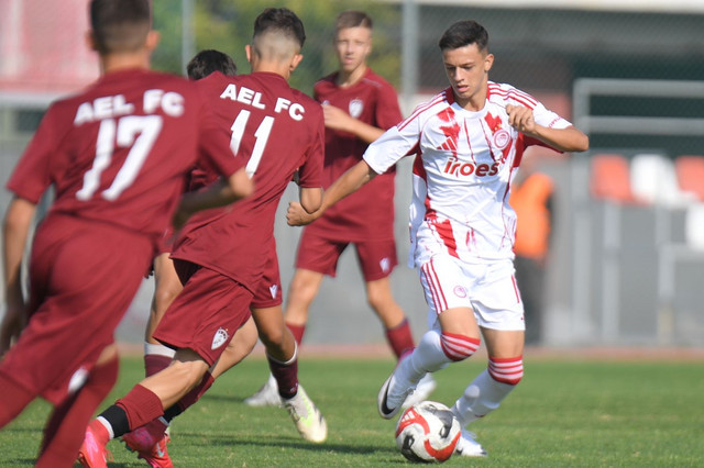 superleague-k19:-Ύβρεις,-ρατσισμός-και-μπουκάλια-στο-ΑΕΛ-Ολυμπιακός