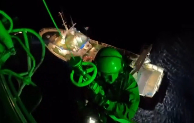 Η-κινηματογραφική-στιγμή-που-διασώστης-κατεβαίνει-με-σχοινί-από-super-puma-και-παραλαμβάνει-ασθενή-από-αλιευτικό-–-Δείτε-βίντεο