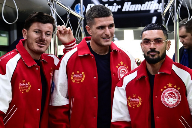 Ολυμπιακός:-Το-επετειακό-τζάκετ-που-έγινε-viral-κατά-την-αναχώρηση-για-Βαρκελώνη