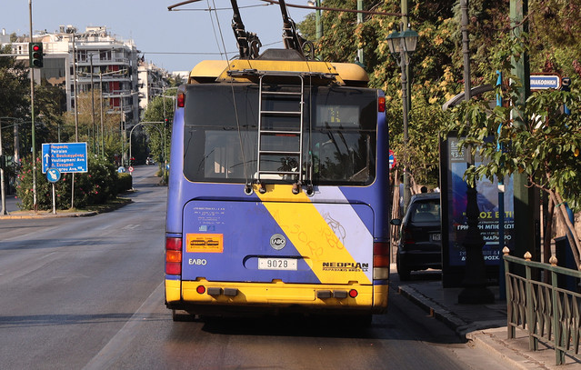 Επιβάτης-πιάστηκε-στα-χέρια-με-οδηγό-τρόλεϊ-στη-Δραπετσώνα-–-Το-όχημα-έπεσε-σε-κολόνα