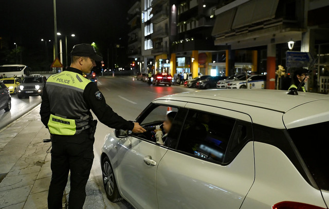 Καμία-απαγόρευση-για-καφέ,-νερό-ή-μπουφάν-στο-αυτοκίνητο-–-Τι-ξεκαθαρίζει-το-Υπουργείο-Μεταφορών