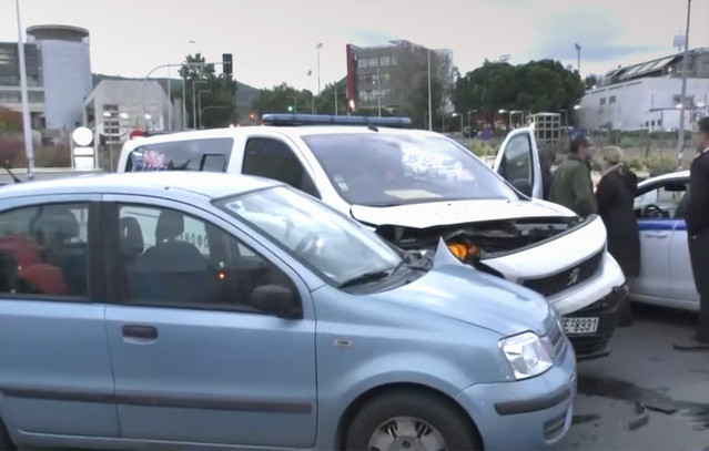 Ιδιωτικό-ασθενοφόρο-συγκρούστηκε-με-αυτοκίνητο-δίπλα-στο-ΠΑΜΑΚ