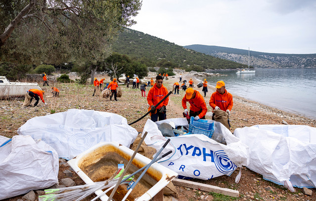 Ο-«Τυφώνας»-που-φτάνει-στις-πιο-απρόσιτες-ακτές:-Έξι-χρόνια,-4.886-καθαρισμοί,-903-τόνοι-λιγότερα-απορρίμματα