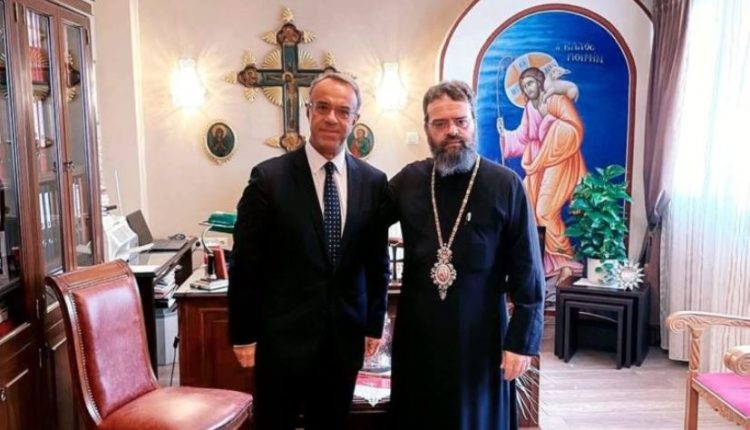 Συνάντηση-Μητροπολίτη-Μαρωνείας-με-τον-Χρήστο-Σταϊκούρα