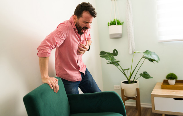 Τι-να-κάνετε-αν-πάθετε-έμφραγμα-ενώ-είστε-μόνοι-–-Ο-Πρόεδρος-της-Ελληνικής-Καρδιολογικής-Εταιρείας-εξηγεί