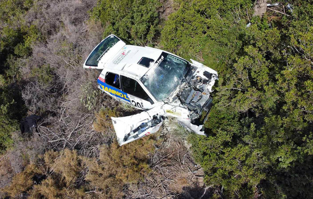 Σοβαρό-ατύχημα-στη-10η-Ανάβαση-Βραχασίου-στην-Κρήτη-–-Αυτοκίνητο-έπεσε-στον-γκρεμό