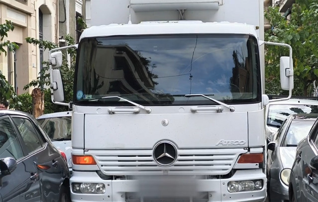 Χάος-στα-Εξάρχεια:-Φορτηγό-φράκαρε-στην-Καλλιδρομίου-και-προκάλεσε-φθορές-σε-εννέα-οχήματα