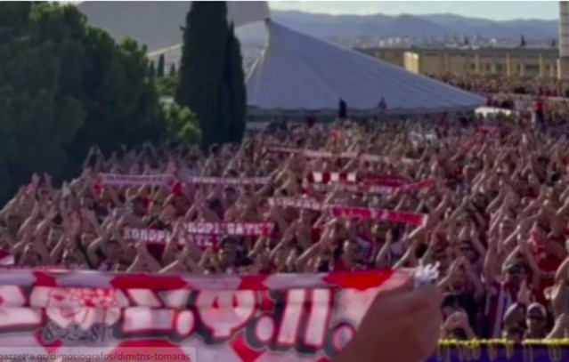 Μπαρτσελόνα-–-Ολυμπιακός:-Πάρτι-από-τους-οπαδούς-των-«ερυθρόλευκων»-έξω-από-το-Μονζουίκ
